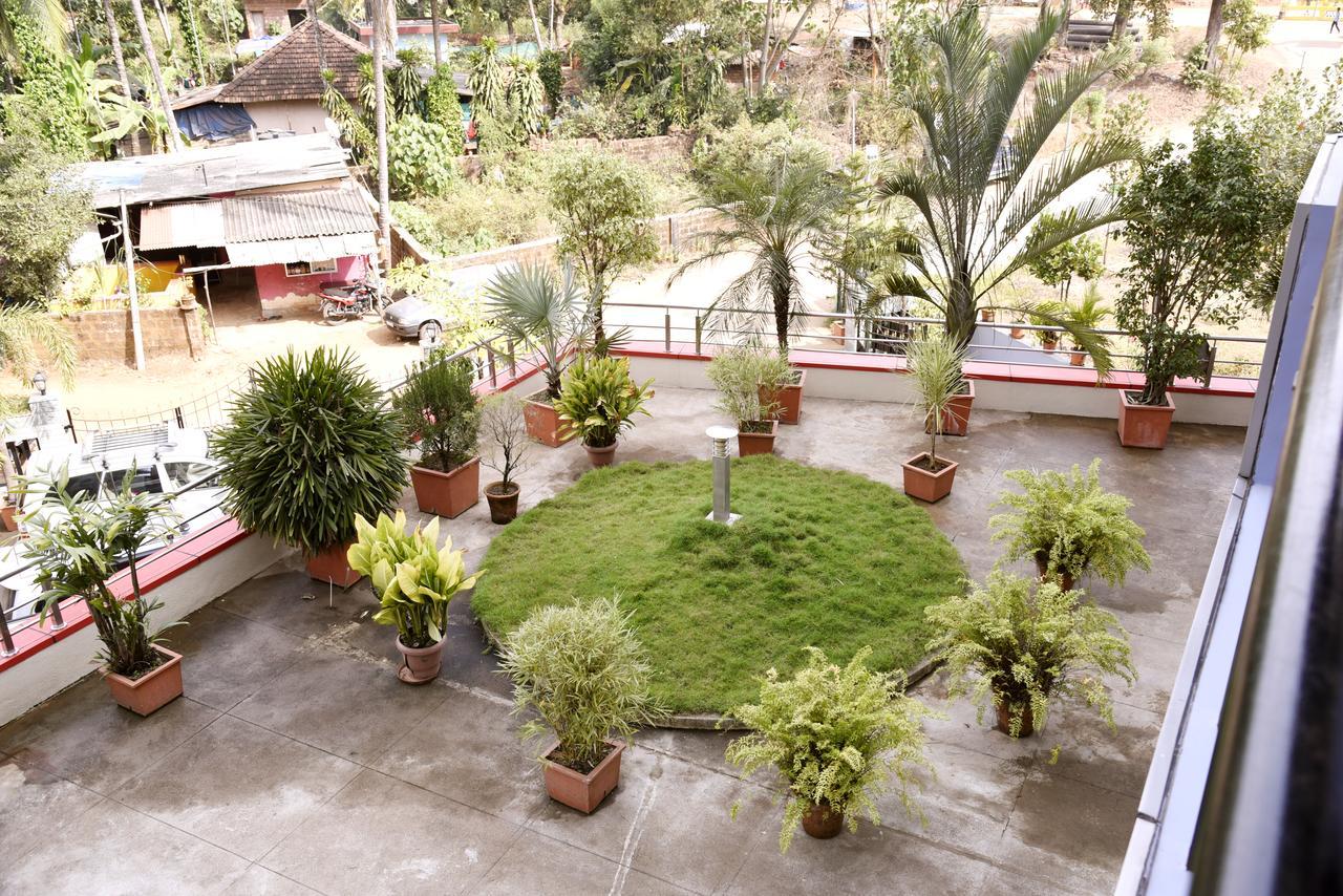 Slr Residency Hotel Subrahmanya Екстериор снимка