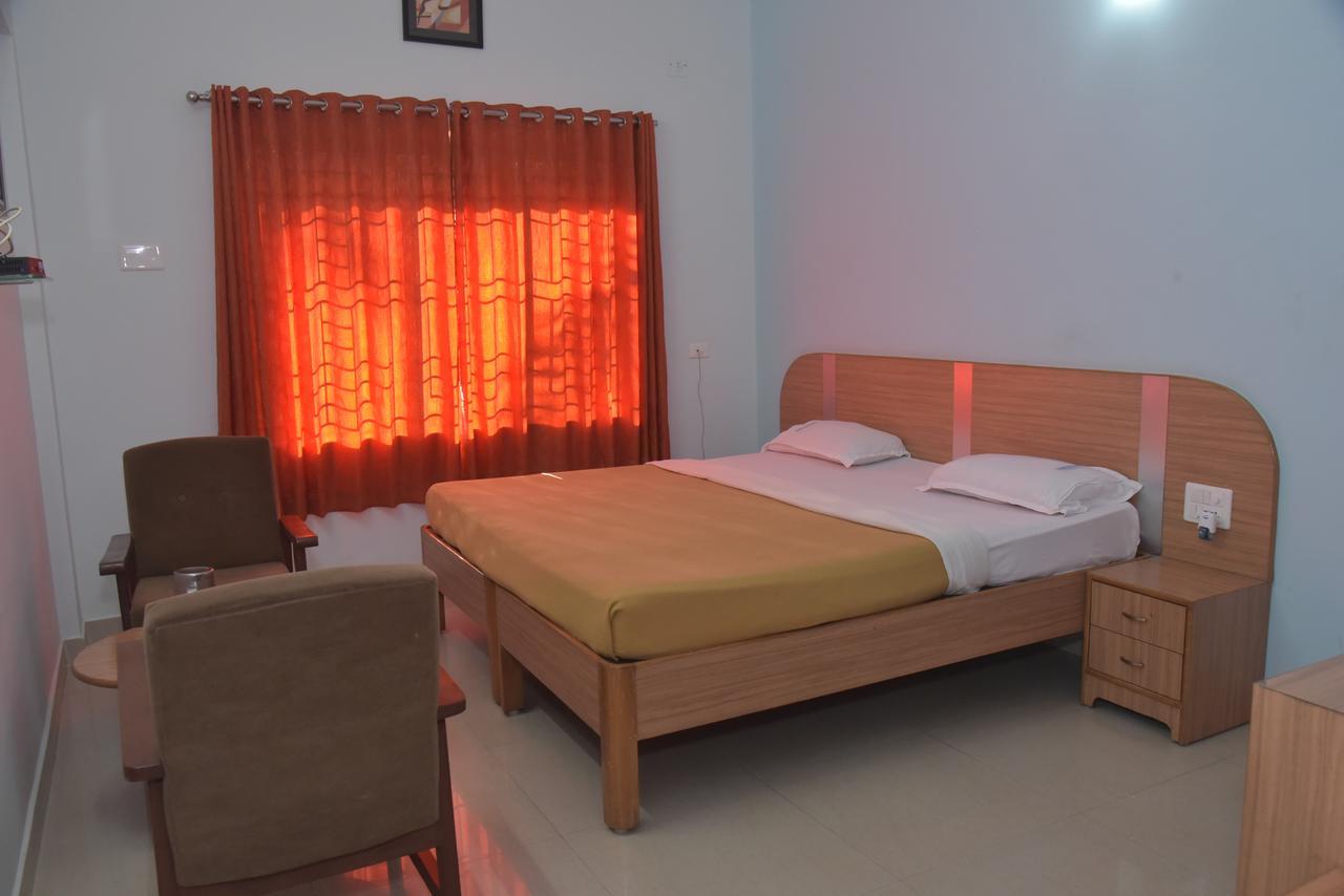 Slr Residency Hotel Subrahmanya Екстериор снимка