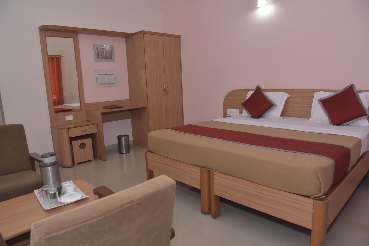 Slr Residency Hotel Subrahmanya Екстериор снимка