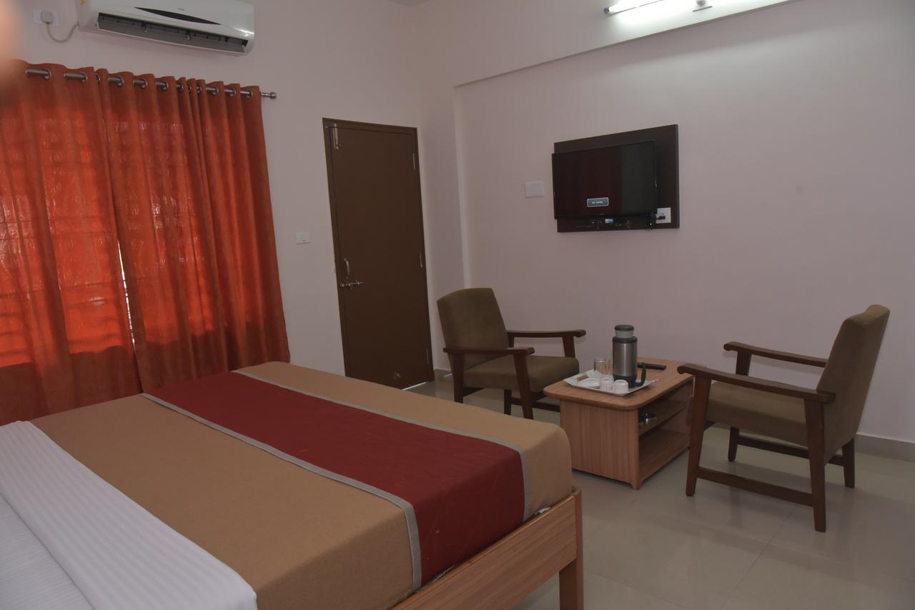 Slr Residency Hotel Subrahmanya Екстериор снимка
