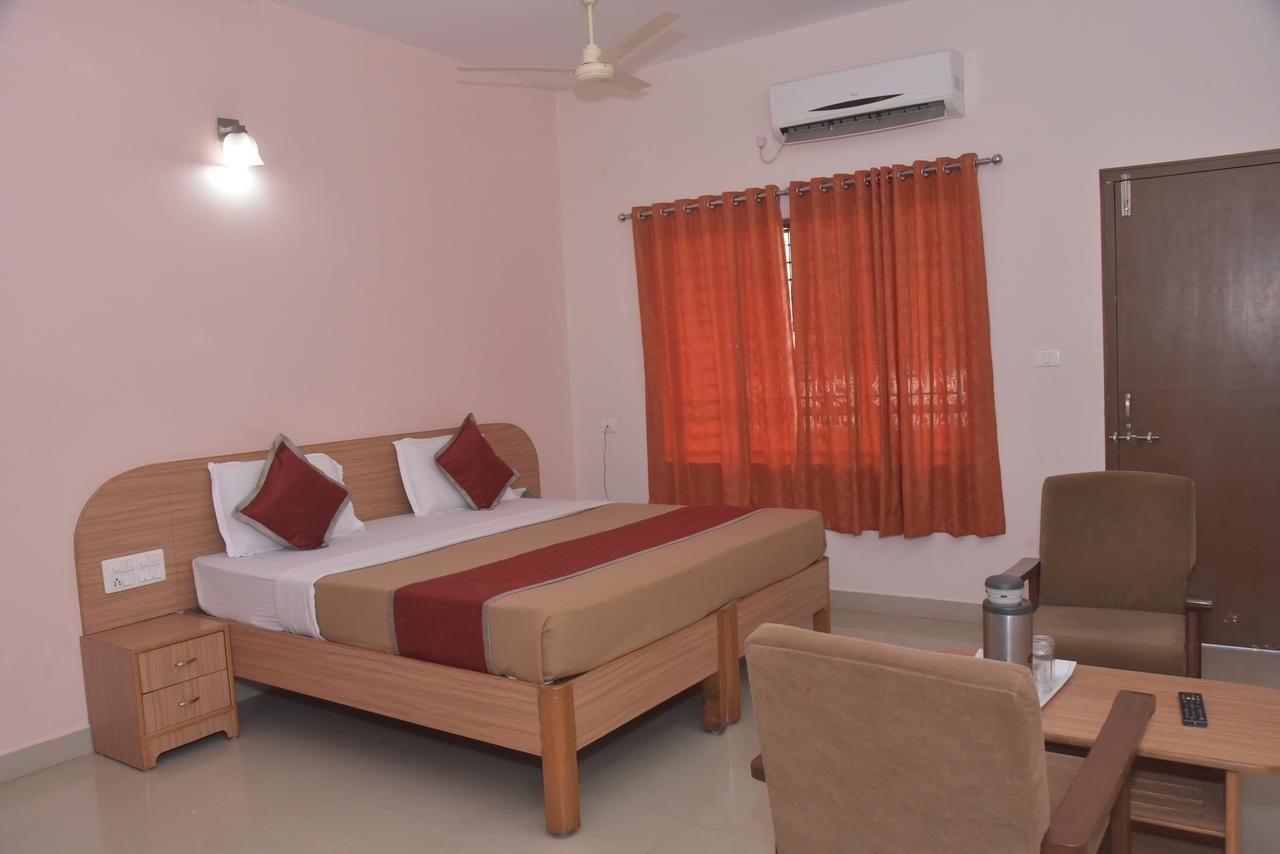 Slr Residency Hotel Subrahmanya Екстериор снимка